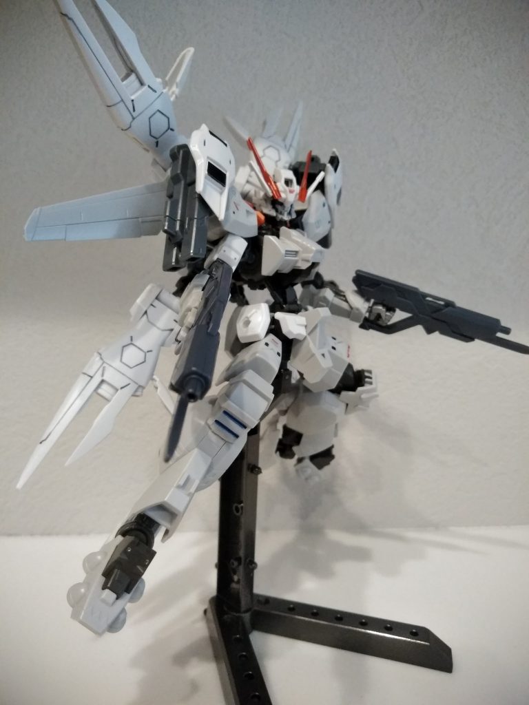 ベイオネットライフル銃剣複合装備、あくまで鉄血意識！