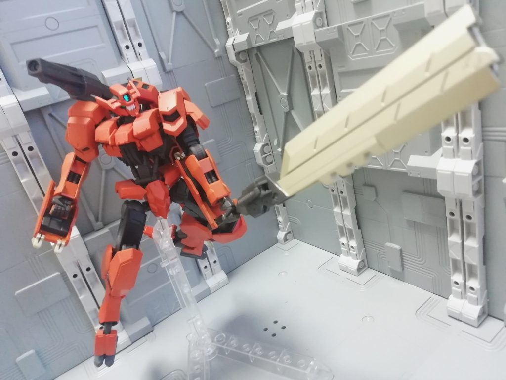 超硬合金で作られた折りたたみ式大剣。畳んで状態で使えば質量兵器となり刃を伸ばせば敵機を両断する