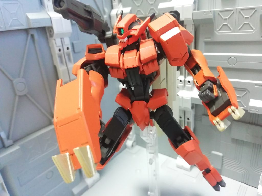 ガントレット。攻防一体の兵装で攻撃に使えば超硬合金製の爪で打撃と同時に敵機を切り裂く