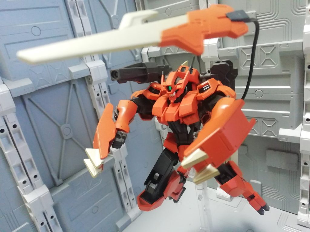 試作機構として厄祭戦当時の遺失技術ワイヤーブレードを装備している。乱戦で超絶な攻撃性能を誇るが故にMAにコピーされてしまった経緯を持つ