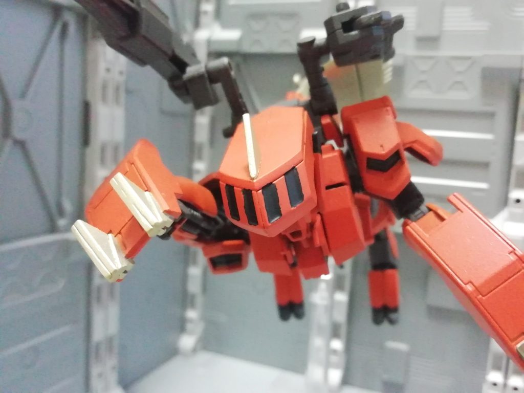 頭部カバーとガントレットに付いた超硬合金の刃で突撃時の破壊力を高めている