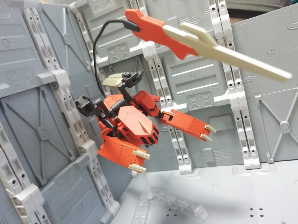 敵機に囲まれればワイヤーブレードで薙ぎ払う。