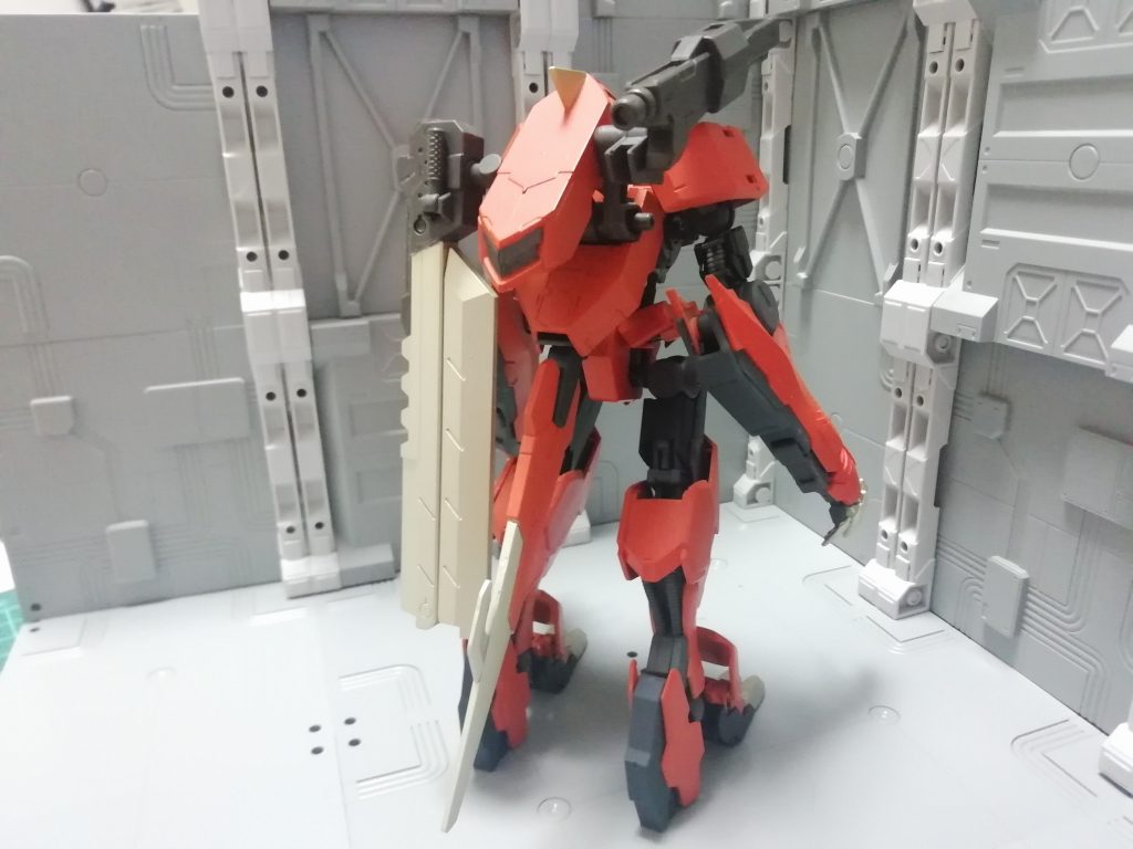 バックショット。一番の変更点はバックパックの尻尾をオミットしワイヤーブレードに変えたこと。製作史的に厄祭戦時から逆輸入された改造です