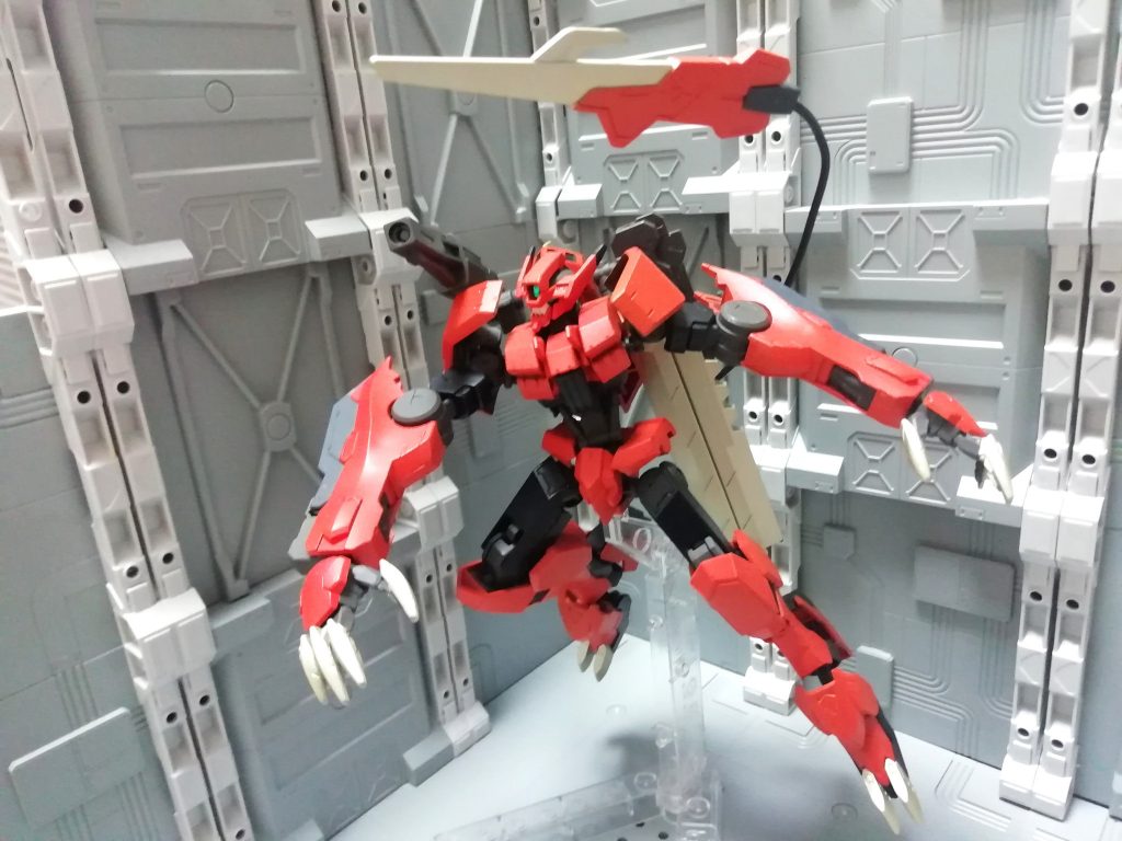 オセの運用方法から導かれた強化プラン、それは手足を接近戦向けに肥大化させることだった。テイワズ技術部に共有される改造データからルプスレクスの物がサルベージされ同様の改造が施された