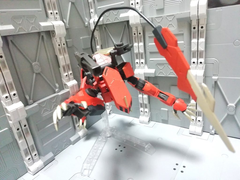 遠い未来ルプスレクスにワイヤーブレードを与えたオセがその腕と足を与えられる因果。ほぼフラウロスだった厄祭戦時と比べると現代時は機体の比率がほぼルプスレクスになっています