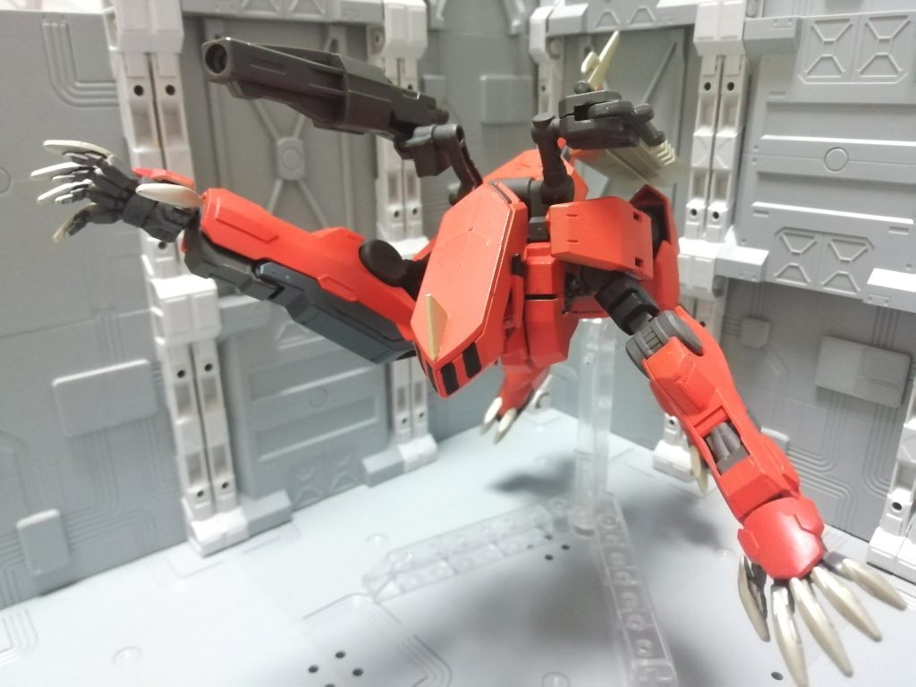 肥大化された前腕部から放たれる爪撃。その威力は厄祭戦時の比にならない