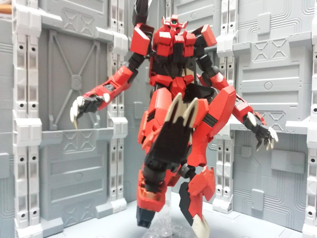 足首もルプスレクス同様超硬合金の爪とヒールバンカーを装備した物へ変更。全身凶器となったことで厄祭戦時よりアグレッシブな近接戦闘を行えるように