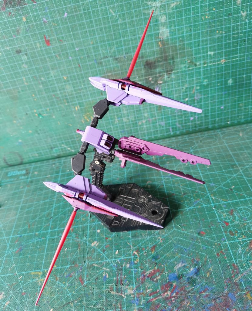 主体とサイドバインダーの排出口から変質した”煉赤”を排出しバトルフィールドで散布する、探測ユニット(赤いクリスタル)と合わせてバトルフィールド全域の状況を把握するのは可能、”芯”の補強、”偽剣煉写”の実体化の早さも有利にする==