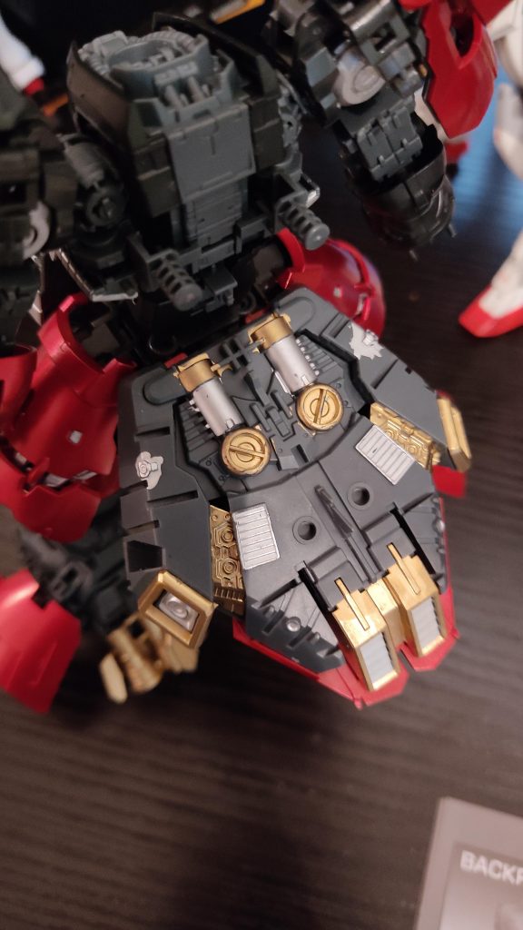 マッキーペイントマーカー!はみ出した部分は外装を被せるので大丈夫です。