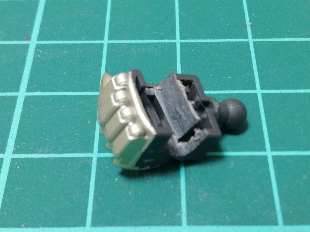 ルプスレクスの手だとアスタロトの大剣が持てないので拡張しています(紙やすりで整える前