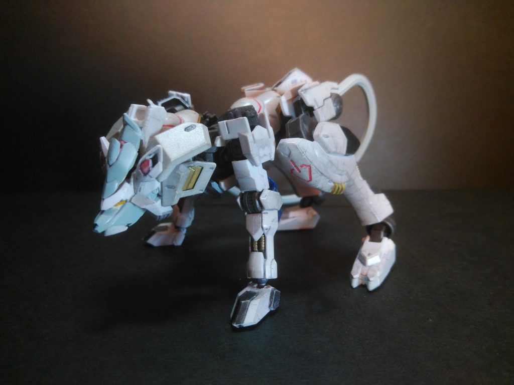 腹部延長に何かの肩、しっぽは100均のフィギュアスタンドを使用してます。