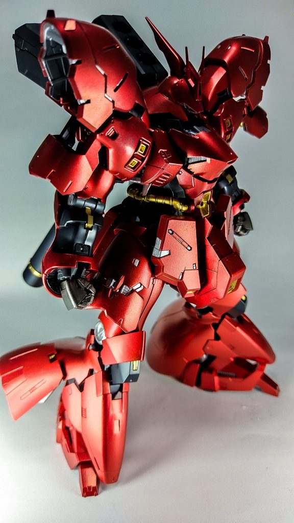 デカール貼る前です。この時点でクリアを3回吹いています。ガンダムマーカーは重ね塗りをすると下が溶けるので、塗装→トップコート→塗装を繰り返しています。