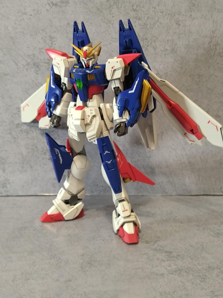 シール貼りがおわったところ。ここから全体のバランス調整をしている際に撮影した写真を掲載します。この写真が最もウイングガンダムEWっぽいと個人的に思っています。