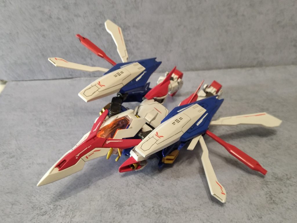 飛行モードは羽の位置に結構気を使いました。この位置決めを起点にバックパックの配置を決めています。