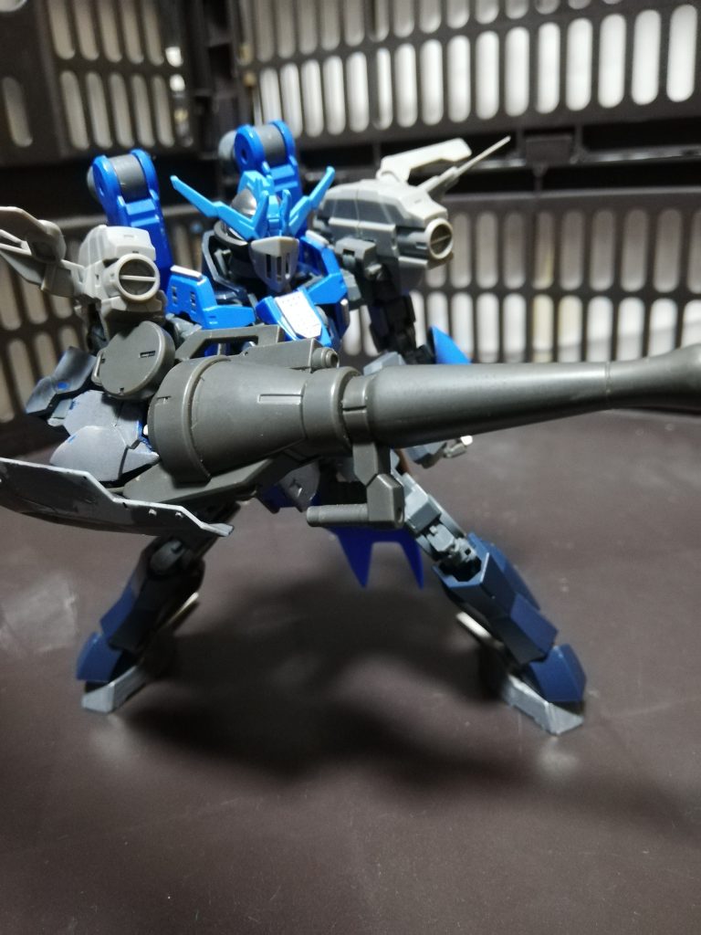 ばっかデカいハンマー以外にも、もちろんシュヴァルベのランスも持たせられます。 左腕を換装することで通常のシュヴァルベグレイズ仕様にできまする。