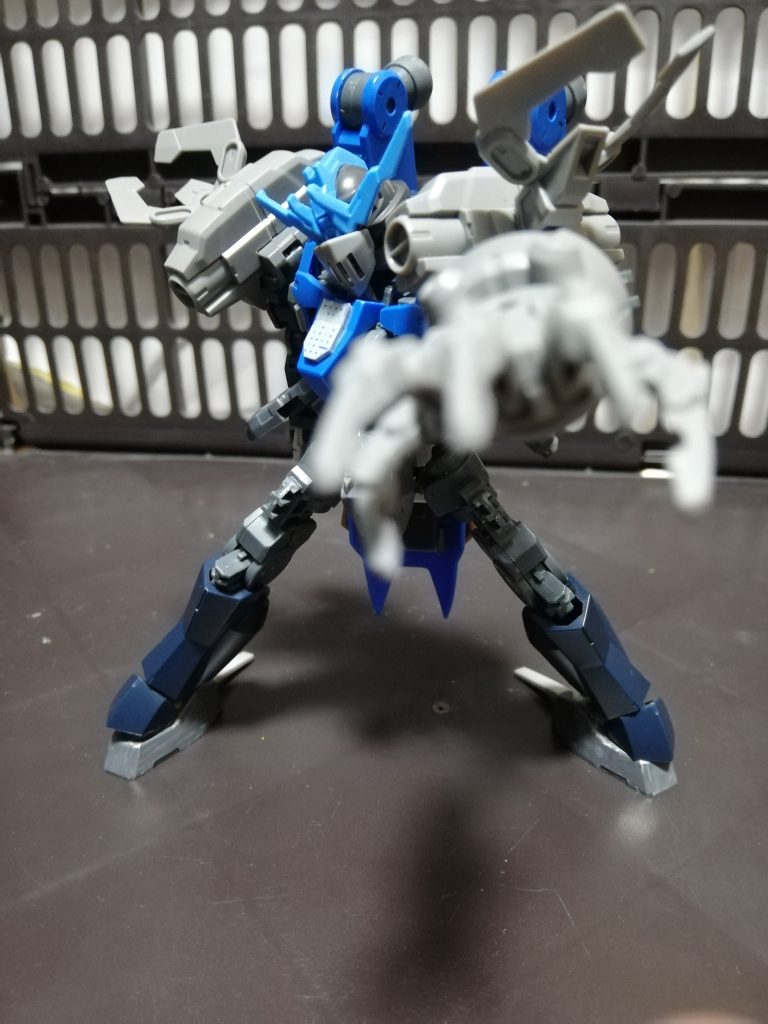 頭部は以前暴動鎮圧に使用されたガンダムフレームをガワだけ再現したものを使用し、敵パイロットに精神的負荷をかけるそうな。よく見ると両肩の装備が阿頼耶識タイプEに見えるよう……………な?