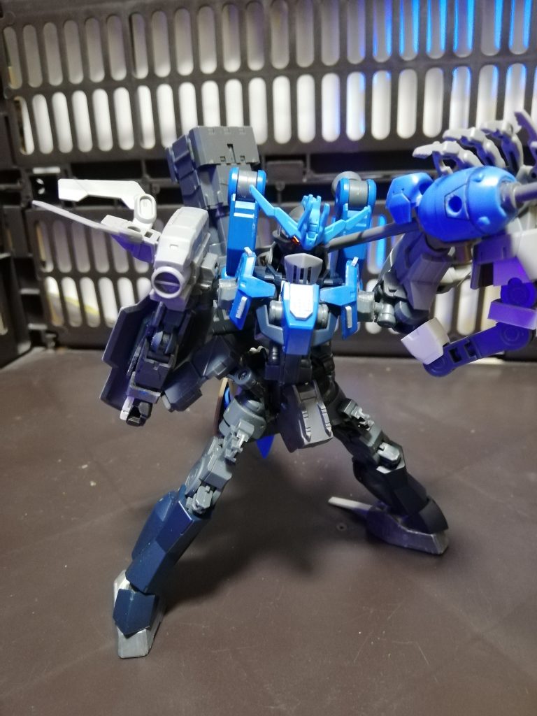 フェイスガードは下げることでチークガードに。もう少し下げれるようにできればよかったのですが……………見えづらいですがカメラアイは蛍光塗料で塗り分けてます。