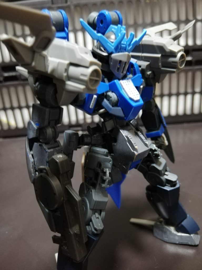 換装した左腕には通常のアンカーに加え、ショートサーベルも使用可能にしています。