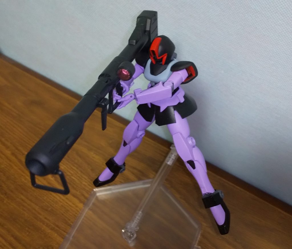 ジャイアントバズも楽々保持……するけど、肘関節の都合上フォアグリップには届きません(´∀｀;)