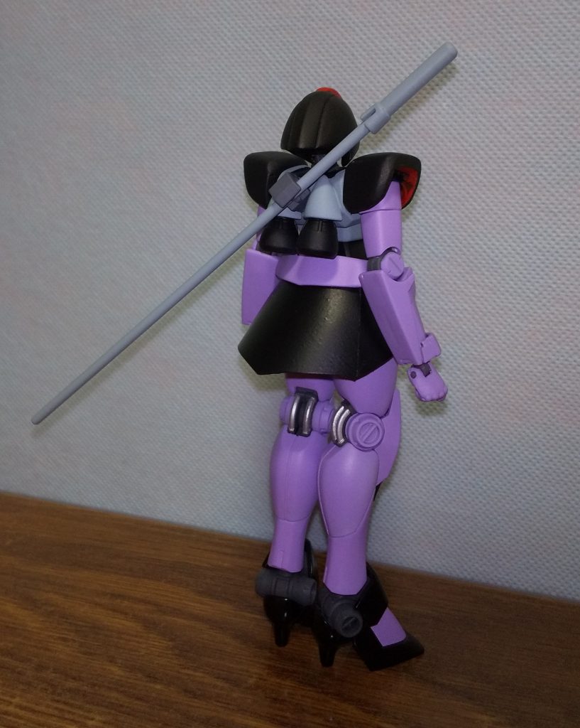 スペースの都合でオミットしていた、サーベルラックの復活。リックドムなのでスカートの中にはバーニアが入ってたり、ホバーは無いので脚もスッキリ(脚の中のバーニアは……？)。足はエナメルのハイヒールイメージで光沢仕様です。