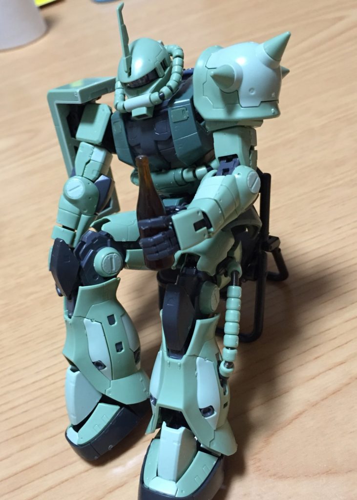 レッドフレームを待つザク