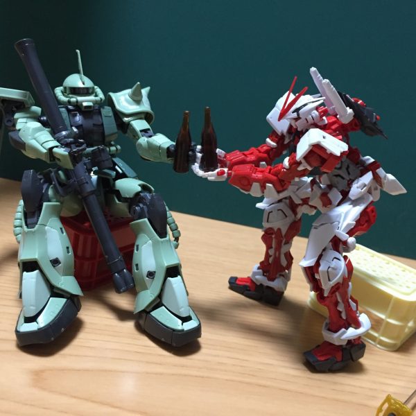 ガンダムレッドフレームと量産型ザク