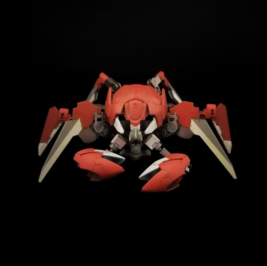 AKN-962 アルスクラブは、「HGBD:R アルスアースリィガンダム」をビルドカスタムして作られた蟹です。その姿はモビルスーツと形容することはできませんが、頭胸部に5対10本の歩脚があり、その前端の1対が鉗脚になっている事と、触覚と思われる器官と目が確認できることから、それは蟹とされています。