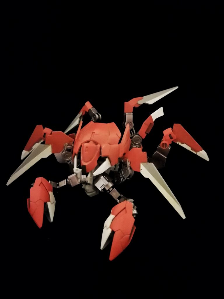 歩脚は複数の関節を有し、するどく尖った先端部を突き刺すように歩行するので、足場の悪い湿地帯や山岳地帯でも活動することができます。また敵対象と遭遇した際は、センサーとなる触覚で対象を捉え、鉗脚を用いた打撃攻撃を行います。