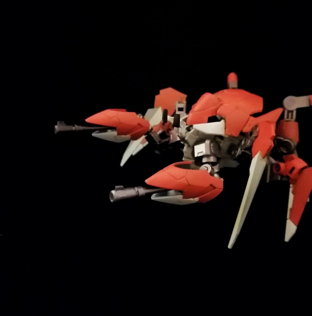 そこから銃砲身を伸ばし、射撃による遠距離攻撃も可能です。