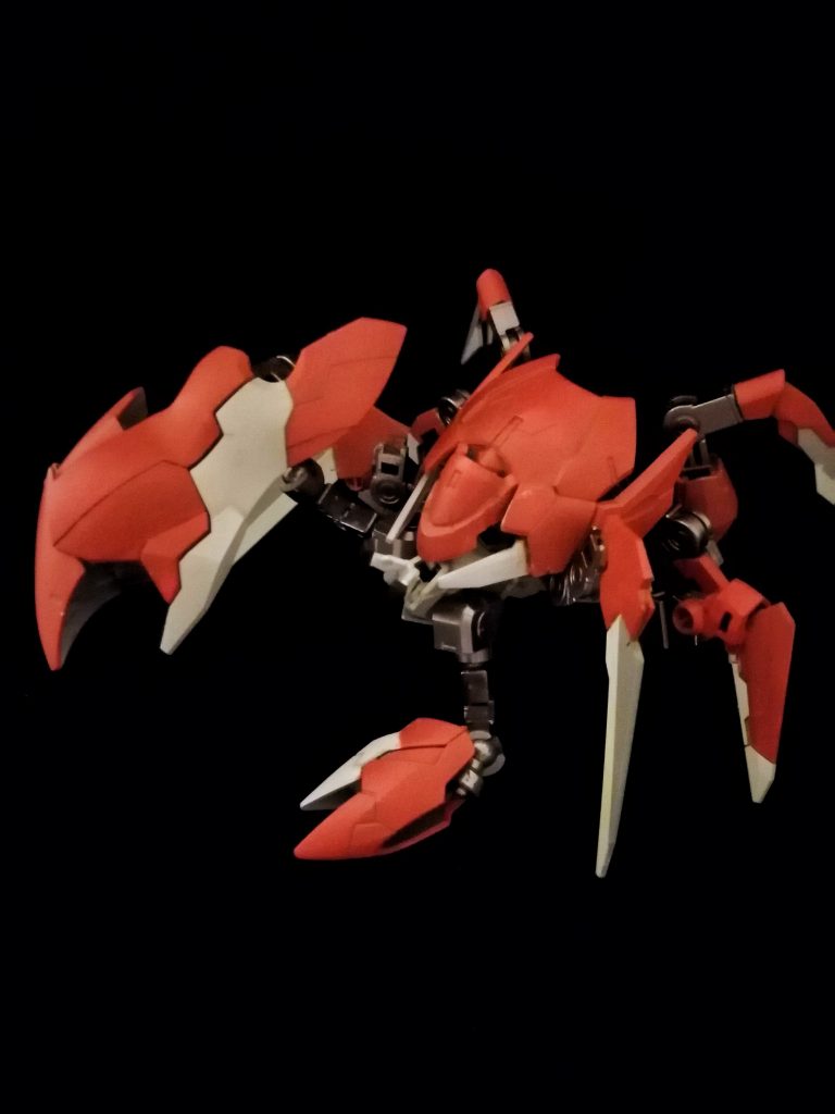 他にも、片方の鋏脚が極端に大きくなった姿も確認されており、質量を活かした攻撃で威嚇をします。