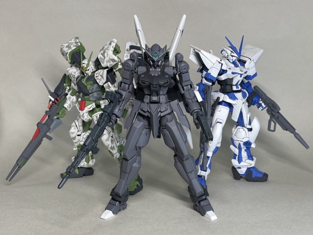 ブルーフレームセカンドG、グリーンフレームNEXTと並べました。それぞれに、どこかしらHGアストレイフライトユニット装備のパーツを使っています。