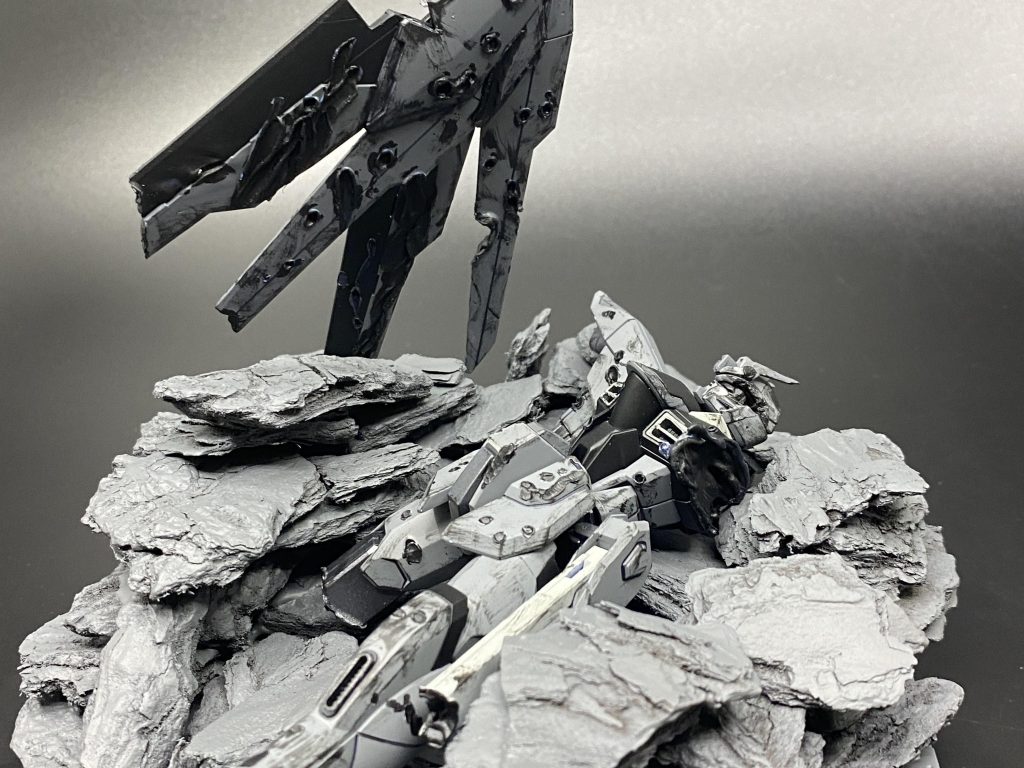 ガンダムSEEDのED1『あんなに一緒だったのに』の背景で、作中のガンダムたちがボロボロで打ち捨てられているシーン。あれをイメージしてます。…フリーダムはあの中にいませんが