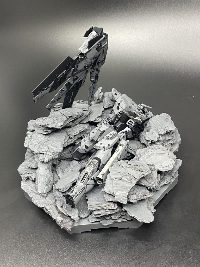 本体は寝かせているだけ、羽も岩の隙間に挿してるだけのため、簡単に持ち運びできるようにしてあります。