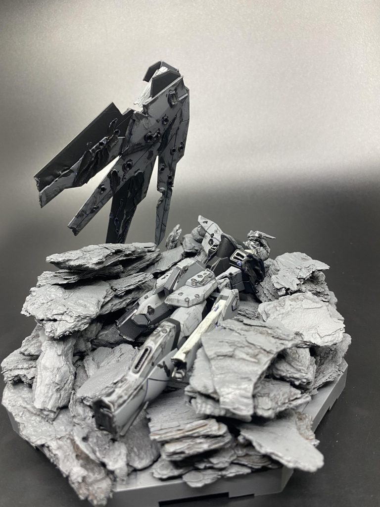 岩は100均で購入したウッドチップを積み重ねて色を塗ってます。