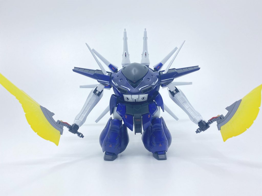 地面に届きそうなほど長い腕にビームアックス。前述の射撃武装と合わせ、間違いなく玄人しか乗りこなせないピーキー(変態)仕様だと思います(笑)