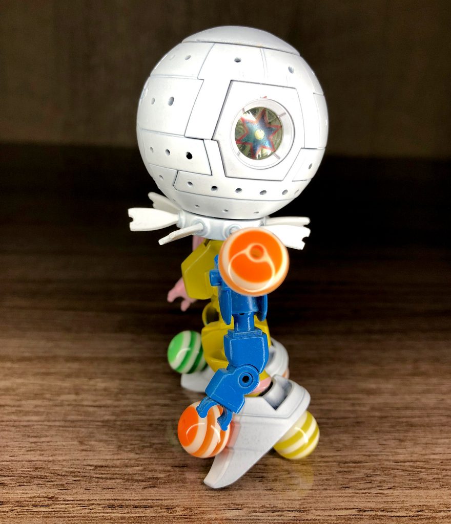 ボールの窓側を両面はり合わせるというかなり変わった形をとっております。窓にはズガドーンの特徴的な模様をシールで作ってみました