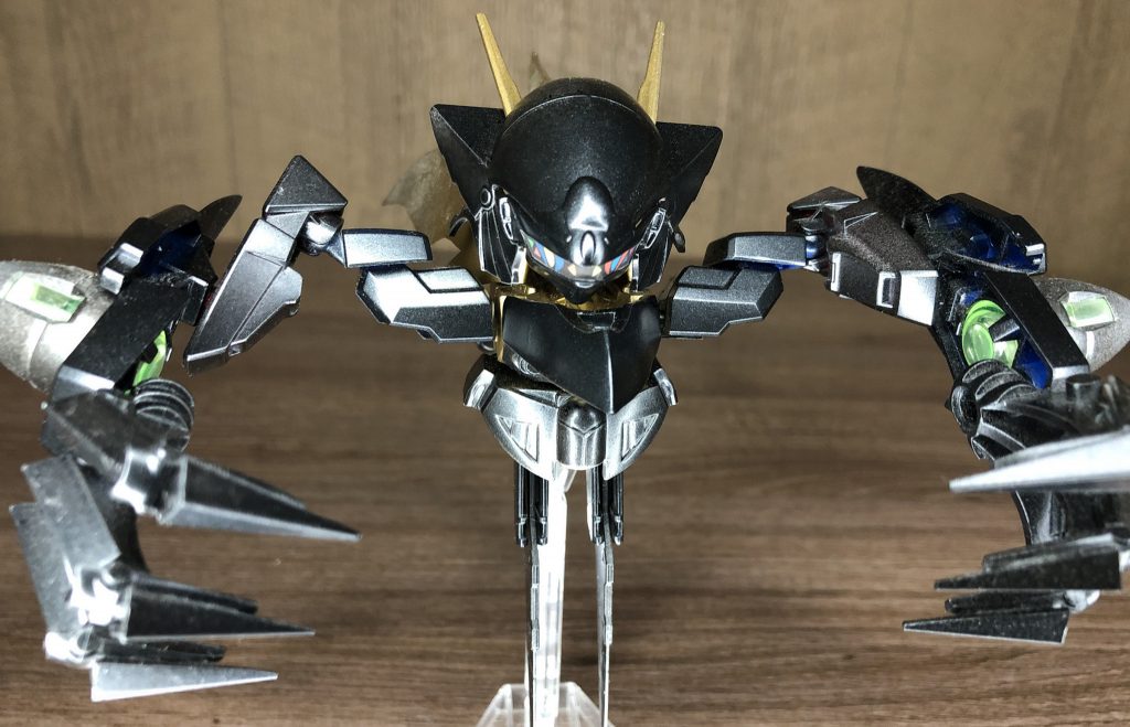 トゲトゲした巨大な腕！腕周りはSDダブルオーの肩から不思議な繋げ方をしたので結構すごい可動域を確保していますね