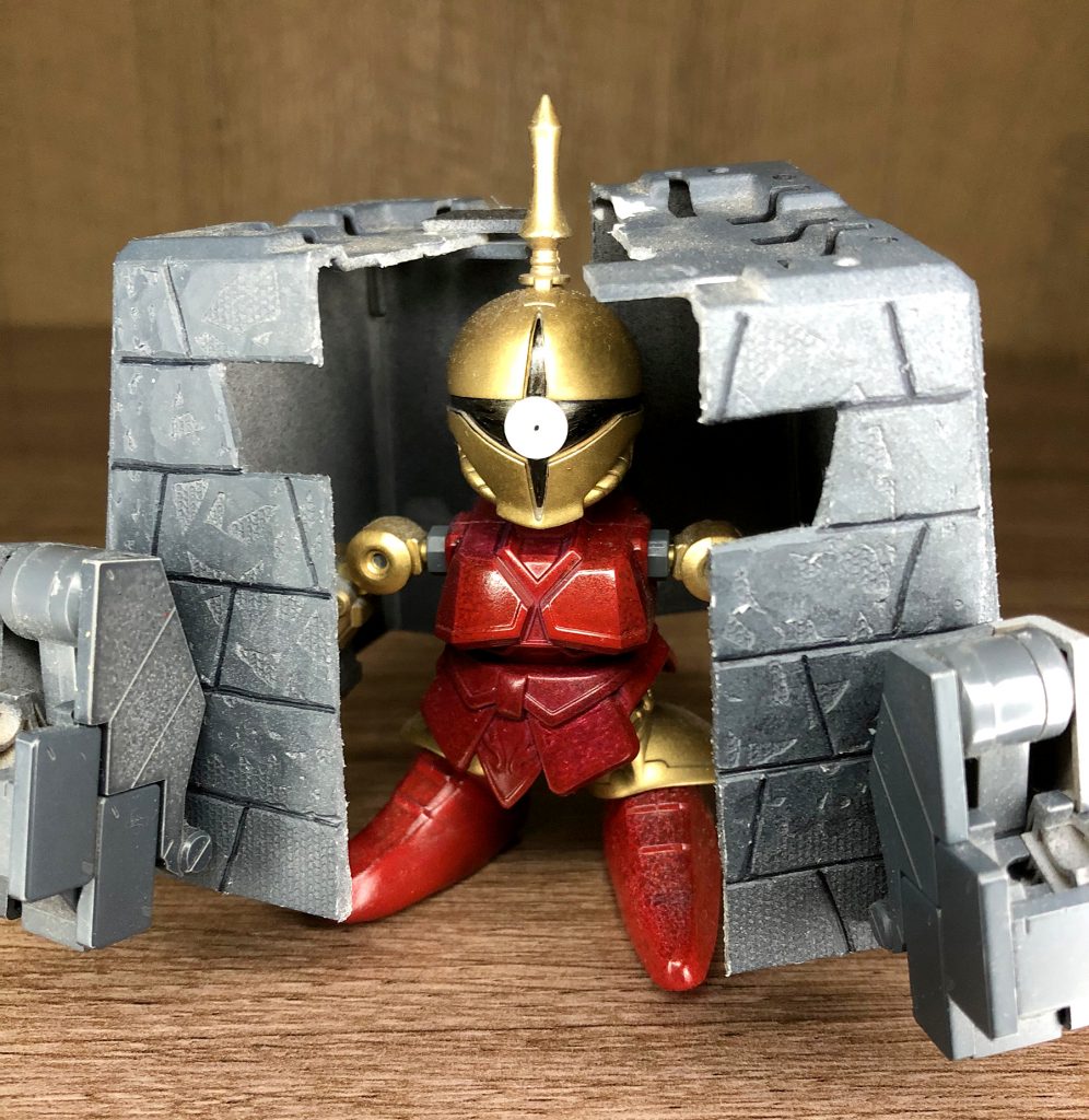 なんと中にはギャンが入っていました。制作コンセプトに「ビルドファイターズ」のギャンギャギャンあれの両手盾の代わりに石垣を持ち、防御時は石垣で閉じる...という形を思案ほぼ想定通りの形にまとめることができてなかなか満足な出来♪モノアイなのも小窓から覗くのにベターな形でした