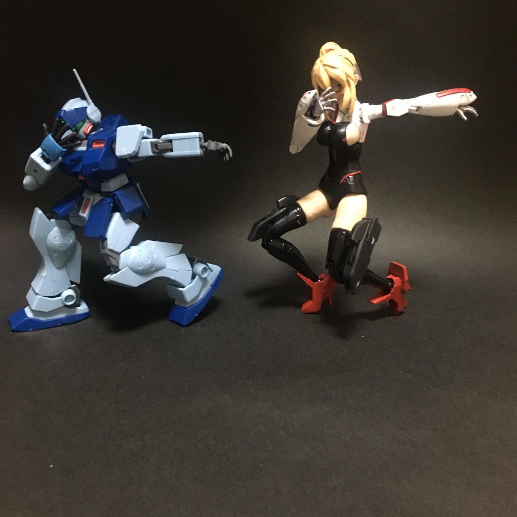 ポーズ固定させる前に色々なポーズで可動を楽しんでおきました。とても大事な工程ですよ。茶番写真ばかりすみません…。