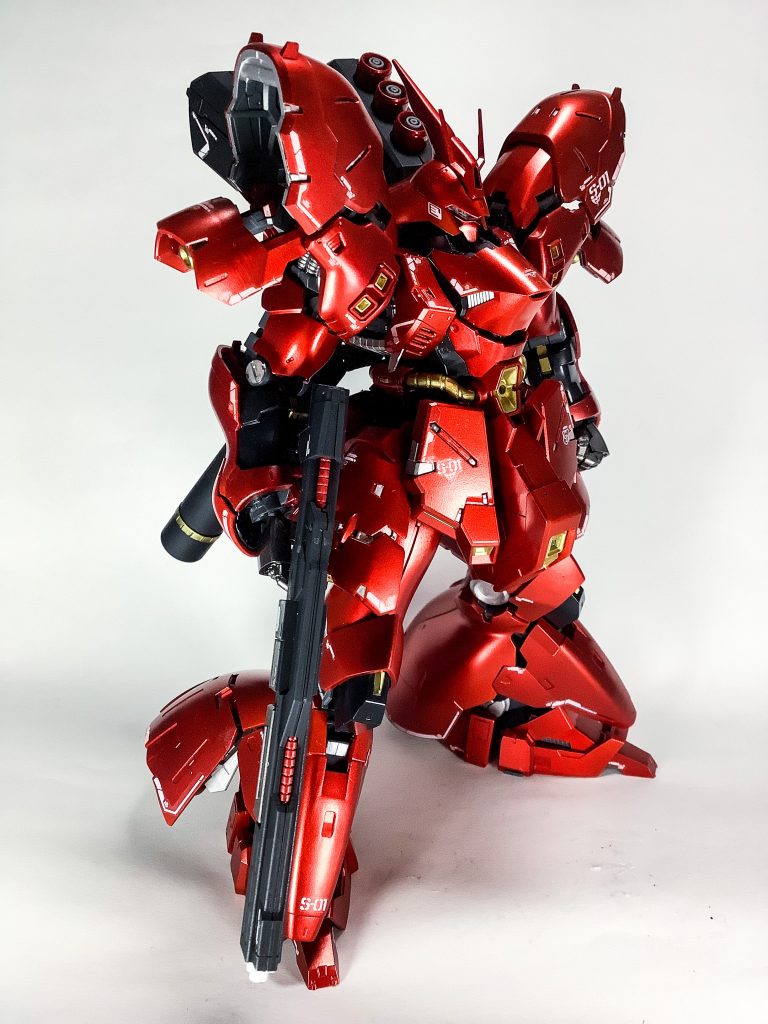 このRGサザビーの完成をもって、ガンダムマーカーの塗装から足を洗います。辛すぎました。筆塗りキャンディ塗装という苦行があるらしいので、いつか試してみたいと思います。装備していない盾ですが、面が広すぎて非常に汚くなってしまったため、見なかった事にしました。盾なんかなかった。以上です。最後までご覧いただきありがとうございました。もし良ければ他の作品も見てやってください。