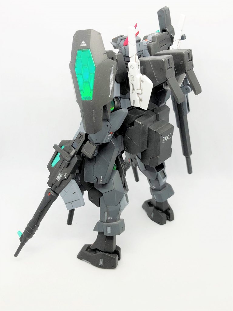 左肩シールドのクリアパーツの下地にはホログラムシートを張って、色の変化が出るようにしてあります。