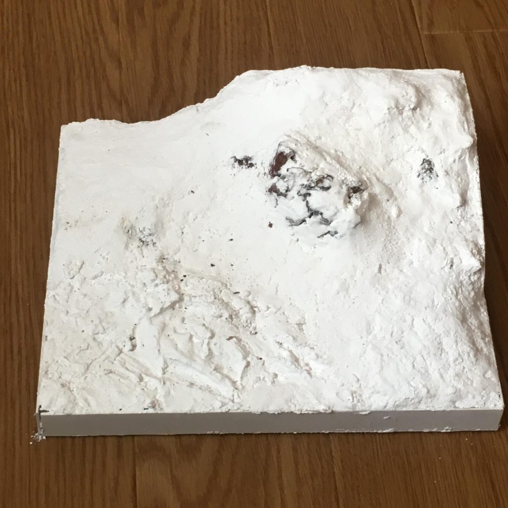 雪は石膏で表現しました。もう少しMSが歩いた所と足を踏み入れてない所でメリハリが欲しかったです。因みにコレを作ってる時は、気温が30°Cの真夏です。