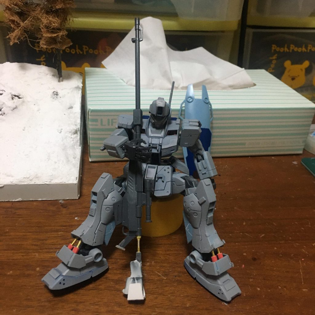 本体のジムスナさん。腰部分の前側を削り、前屈みになるように調整。MSで座った姿勢って何気に難しいですよね(そもそもMSで座る必要性ってあまりないよね)