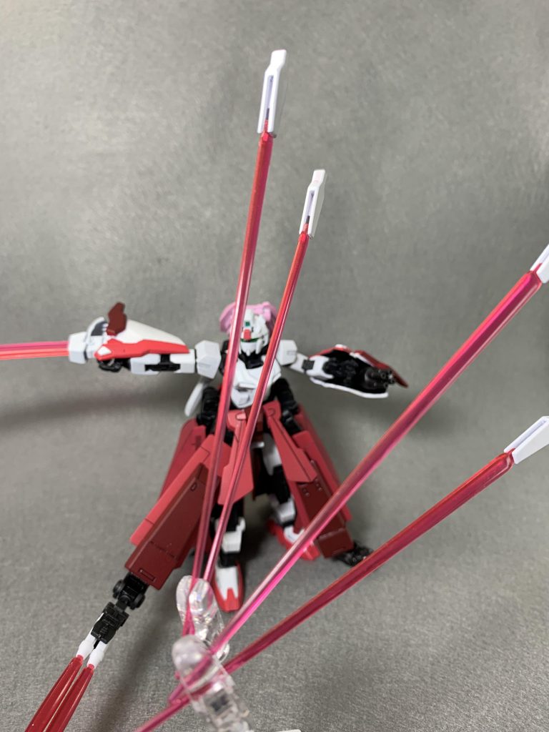 ちなみに、左側サブアームのパーツは分離してビットとして独立戦闘を行います。(一応ビットは御札に見立てているつもり)けっこういろいろなことができる器用な子だったりしますね。