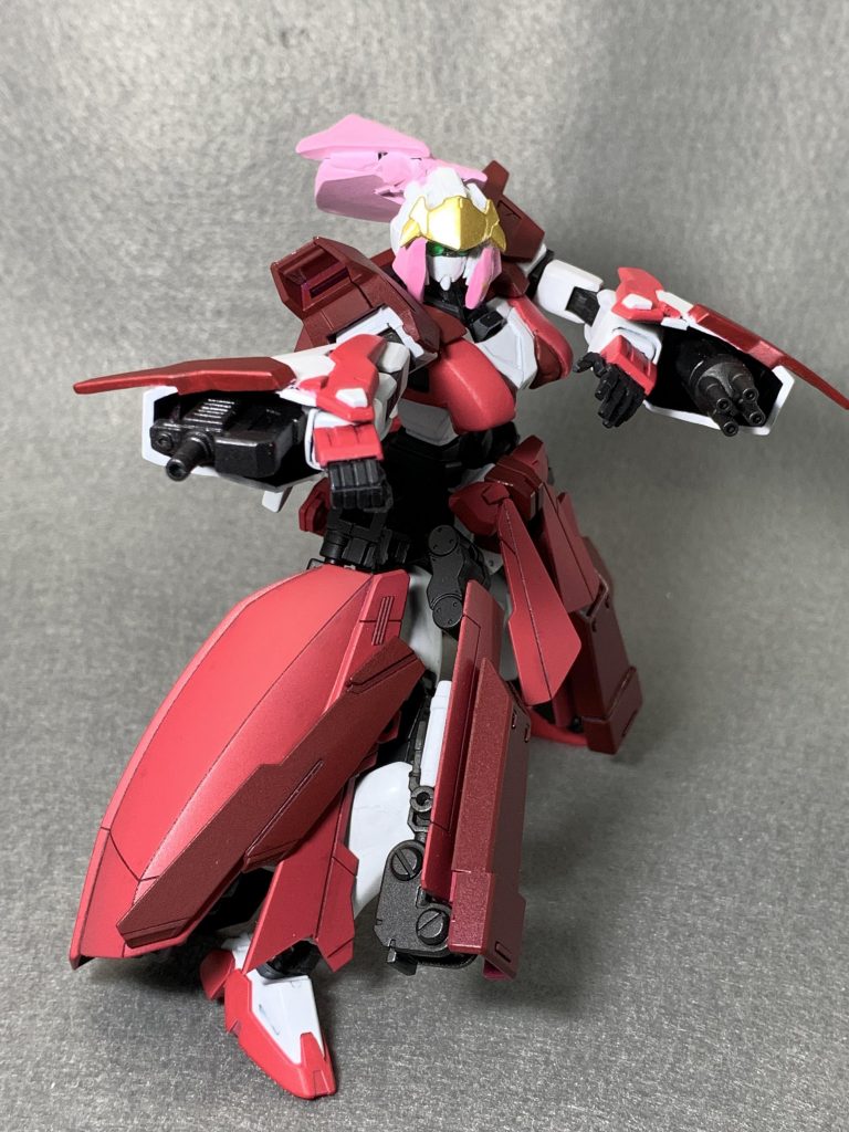 袖の武装は3ミリジョイントでの換装が可能で、その日の気分などでコーディネイトが変わります。ついでに袴はいくつかのパーツに分割されているので、ある程度アクションにも自由が利く設計になっています。(あまり大きく動かすと足がチラリします)