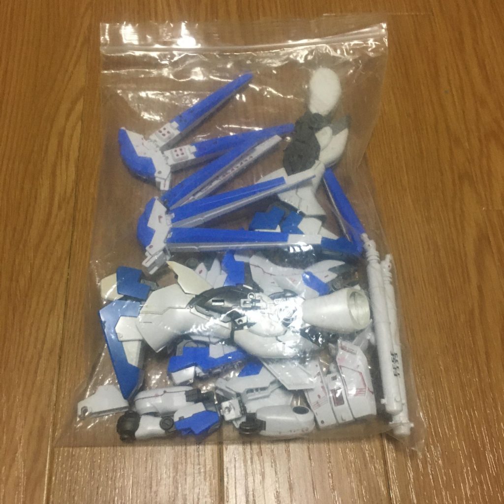 で、どう改造しようか考えてるときに、Hi-νのジャンクパーツが売られているのを見て…「あ、もうこれつけるしかないな…」と直感が働き今回のコンセプトが決まりました。まぁ…Hi-νのファンネルとか、とりあえずくっつけておけば大体カッコよくなるチートアイテムですよね。