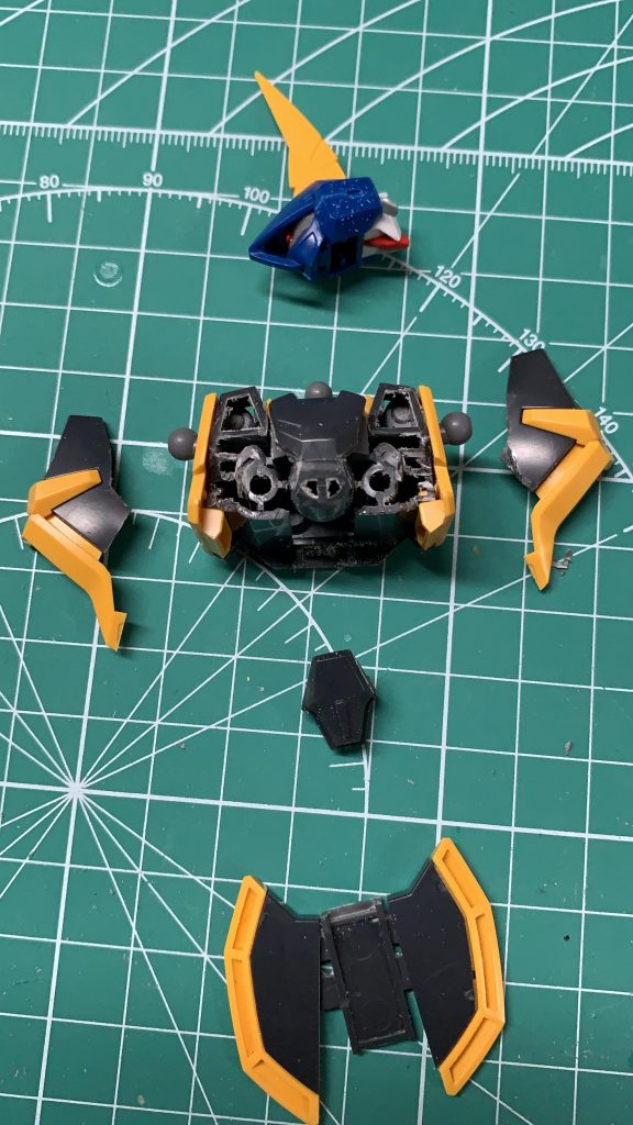 当初はバーザムの頭部を反転させることでガンダムフェイスが出てくるだけのギミックに留める予定でしたが、偉大な先駆者が全身を展開する大変身をしているのにこれだけではつまらないと思い、各部位のパーツが何かしら展開するよう方針変更しました。胴体を中心にガンガンパーツを切り刻んでいきます。