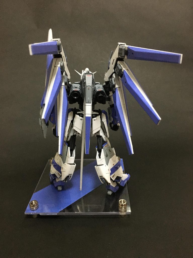 バックショット。ゼータの特徴であるフライングアーマーをオミットする暴挙…。実はファンネル以外にもちらほらHi-νのパーツがくっついてます。