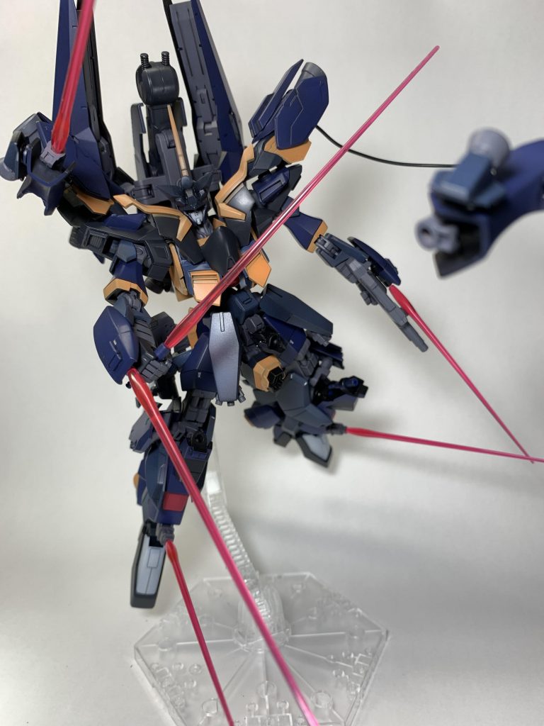 肩ユニットはフレキシブルスラスターだけでなく、ビームキャノン兼用サーベルが装備されたサブアームとなっており、有線制御で射出することも可能です。
