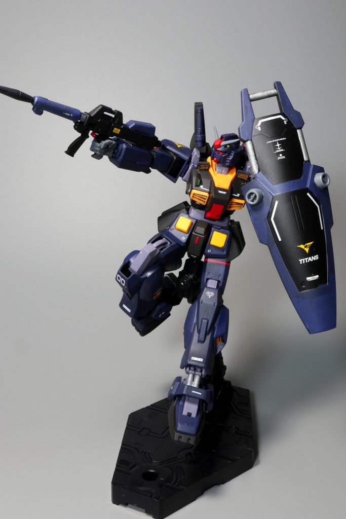 射撃ポーズシールドはGP-01の物を小改造して使用。